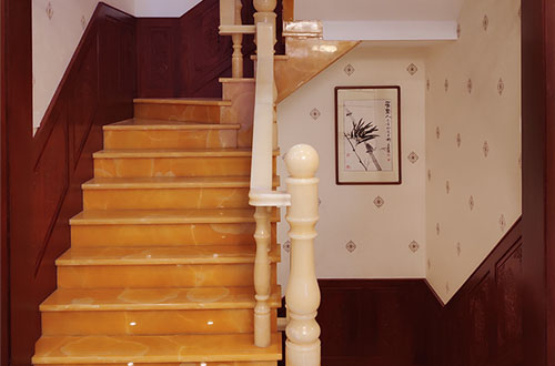 威宁中式别墅室内汉白玉石楼梯的定制安装装饰效果